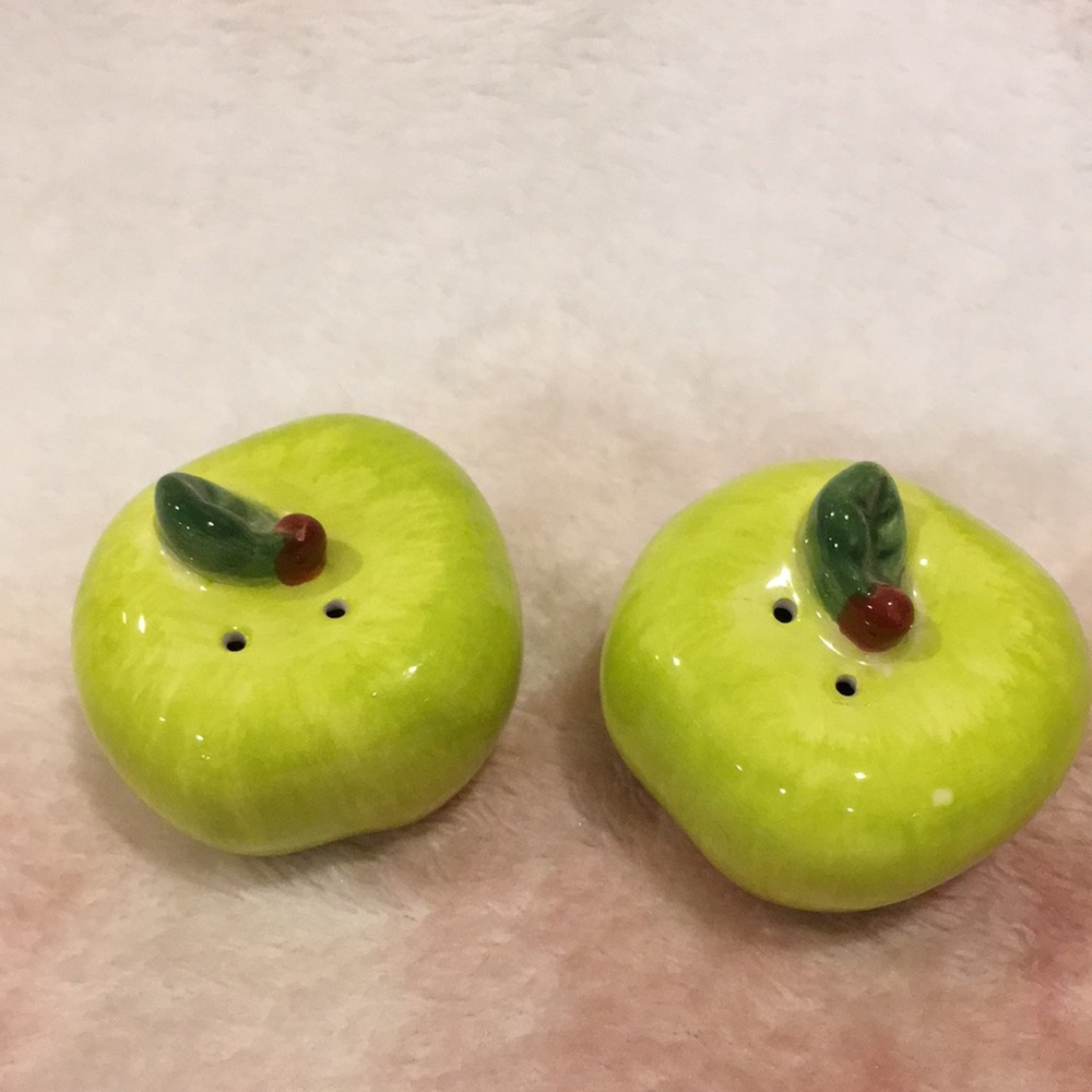 Ceramic Granny Smith Mini Apple Salt & Pepper Shaker Set of two NWOT 1.75”